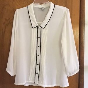 🤍🖤 Forever 21 White Blouse with pleats, black buttons and collar detail Size L